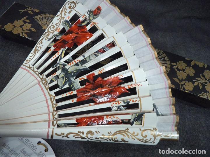 Antig&uuml;edades: ABANICO &uml;CARBONELL &uml; ( BLANCO ) FLORES ROJAS - Foto 15