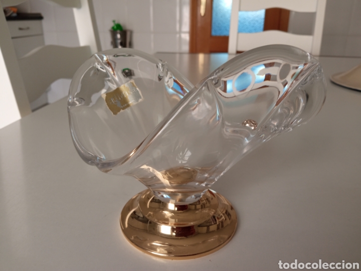 Antiquit&eacute;s: Centro de mesa de la firma ARTLYN S.A. en cristal y base con ba&ntilde;o de oro.