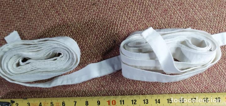 Antiquit&eacute;s: Dos cintas en blanco para diferentes confecciones de prendas de vestir