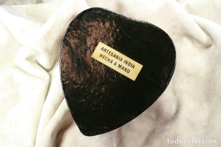 Antig&uuml;edades: Caja coraz&oacute;n de madera. Pintada a mano. India. - Foto 3