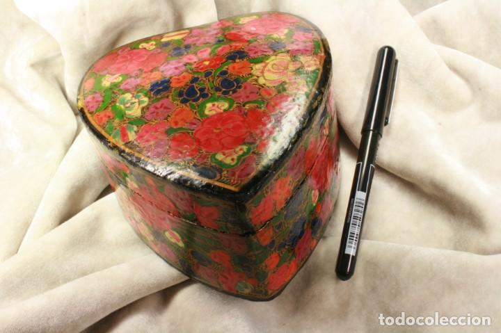 Antig&uuml;edades: Caja coraz&oacute;n de madera. Pintada a mano. India. - Foto 4