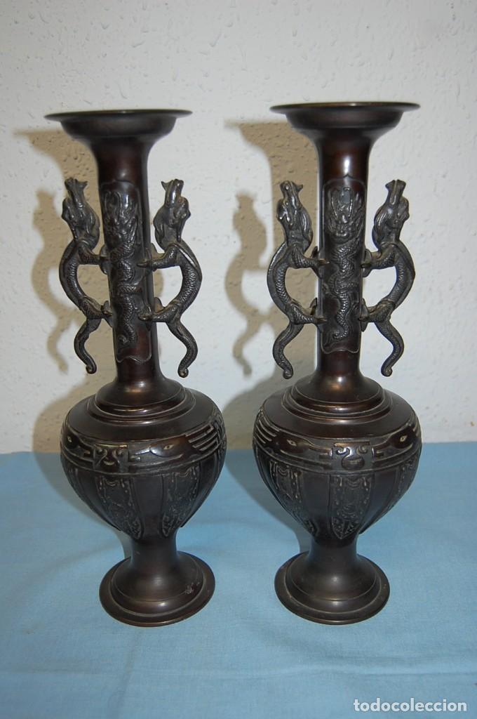 Antig&uuml;edades: PRECIOSA PAREJA DE JARRONES JAPONESES EN BRONCE - Foto 1