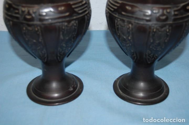 Antig&uuml;edades: PRECIOSA PAREJA DE JARRONES JAPONESES EN BRONCE - Foto 2