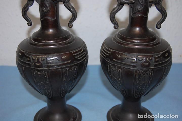 Antig&uuml;edades: PRECIOSA PAREJA DE JARRONES JAPONESES EN BRONCE - Foto 3