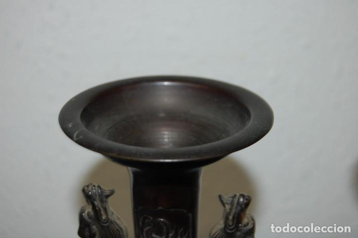 Antig&uuml;edades: PRECIOSA PAREJA DE JARRONES JAPONESES EN BRONCE - Foto 6