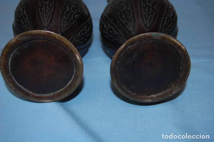 Antig&uuml;edades: PRECIOSA PAREJA DE JARRONES JAPONESES EN BRONCE - Foto 8