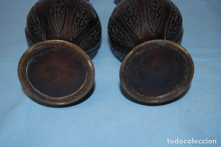 Antig&uuml;edades: PRECIOSA PAREJA DE JARRONES JAPONESES EN BRONCE - Foto 9