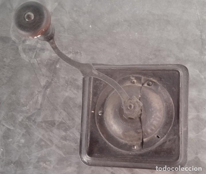 Antig&uuml;edades: Bonito molinillo de caf&eacute;, como m&iacute;nimo primera mitad del XX. No encuentro ninguna marca comercial.