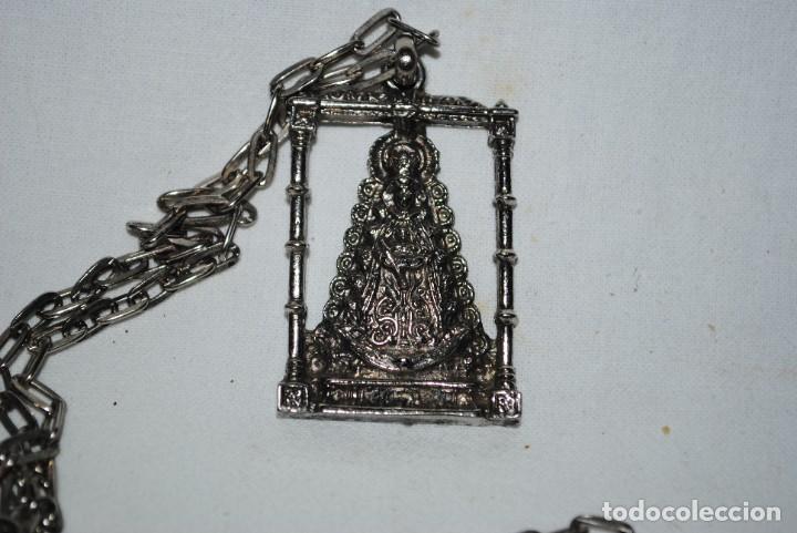 Antig&uuml;edades: MEDALLA CON CADENA DE LA VIRGEN DEL ROCIO . - Foto 1