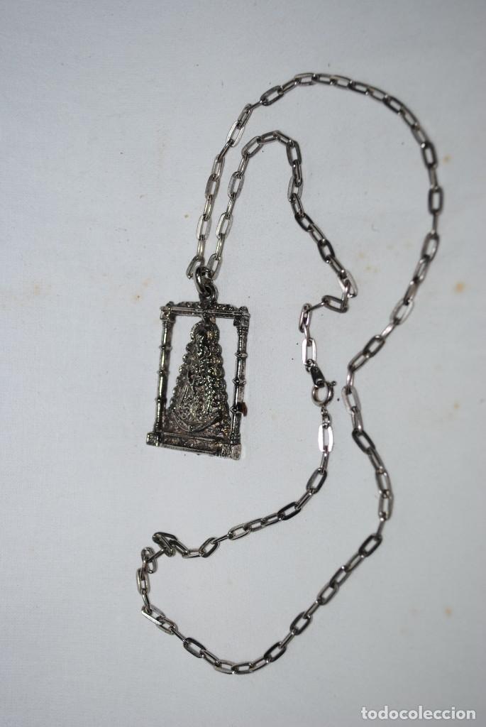 Antig&uuml;edades: MEDALLA CON CADENA DE LA VIRGEN DEL ROCIO . - Foto 2
