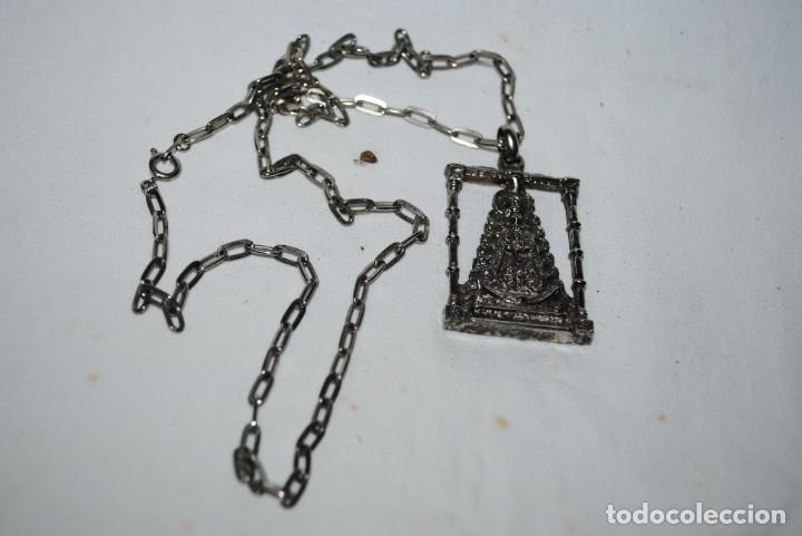 Antig&uuml;edades: MEDALLA CON CADENA DE LA VIRGEN DEL ROCIO . - Foto 3