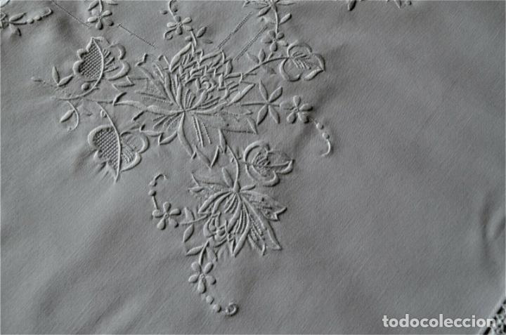Antigüedades: Antiquo mantel LINO Blanco, bordado y ganchillo fino a mano totalmente. 130 x 170 cm - Foto 2 - 284678088