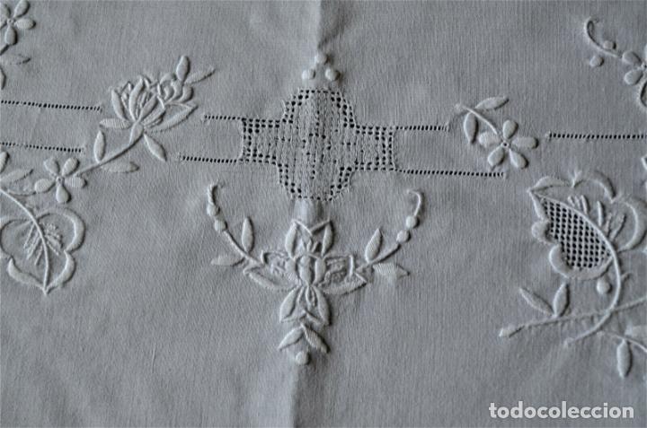 Antigüedades: Antiquo mantel LINO Blanco, bordado y ganchillo fino a mano totalmente. 130 x 170 cm - Foto 7 - 284678088