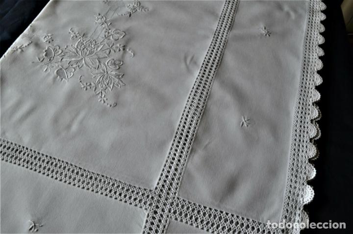 Antigüedades: Antiquo mantel LINO Blanco, bordado y ganchillo fino a mano totalmente. 130 x 170 cm - Foto 8 - 284678088