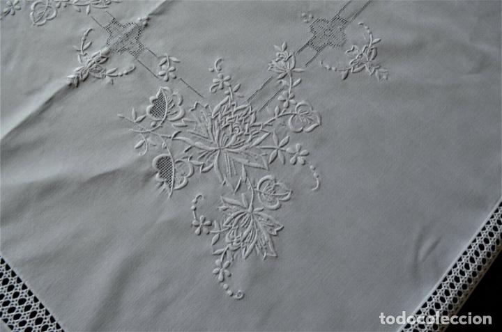 Antigüedades: Antiquo mantel LINO Blanco, bordado y ganchillo fino a mano totalmente. 130 x 170 cm - Foto 1 - 284678088