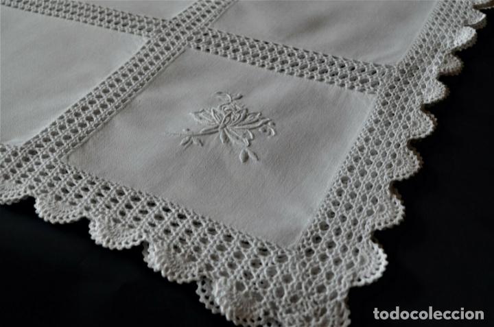 Antigüedades: Antiquo mantel LINO Blanco, bordado y ganchillo fino a mano totalmente. 130 x 170 cm - Foto 9 - 284678088