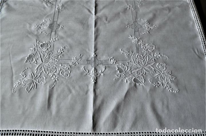 Antigüedades: Antiquo mantel LINO Blanco, bordado y ganchillo fino a mano totalmente. 130 x 170 cm - Foto 10 - 284678088