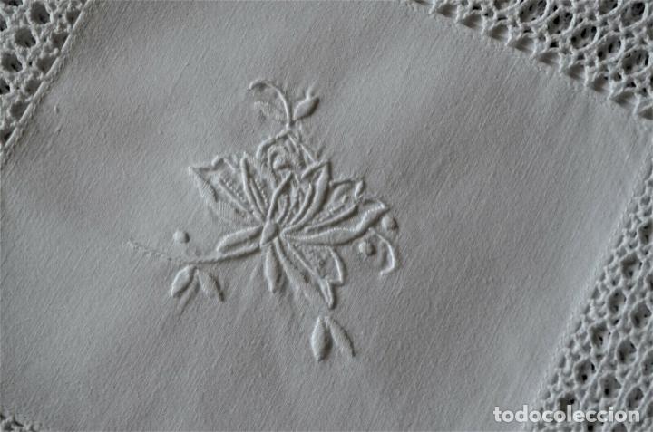 Antigüedades: Antiquo mantel LINO Blanco, bordado y ganchillo fino a mano totalmente. 130 x 170 cm - Foto 12 - 284678088