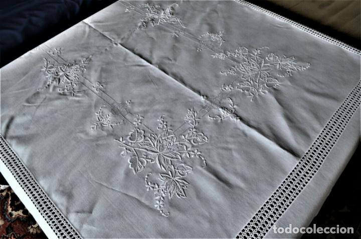 Antigüedades: Antiquo mantel LINO Blanco, bordado y ganchillo fino a mano totalmente. 130 x 170 cm - Foto 16 - 284678088