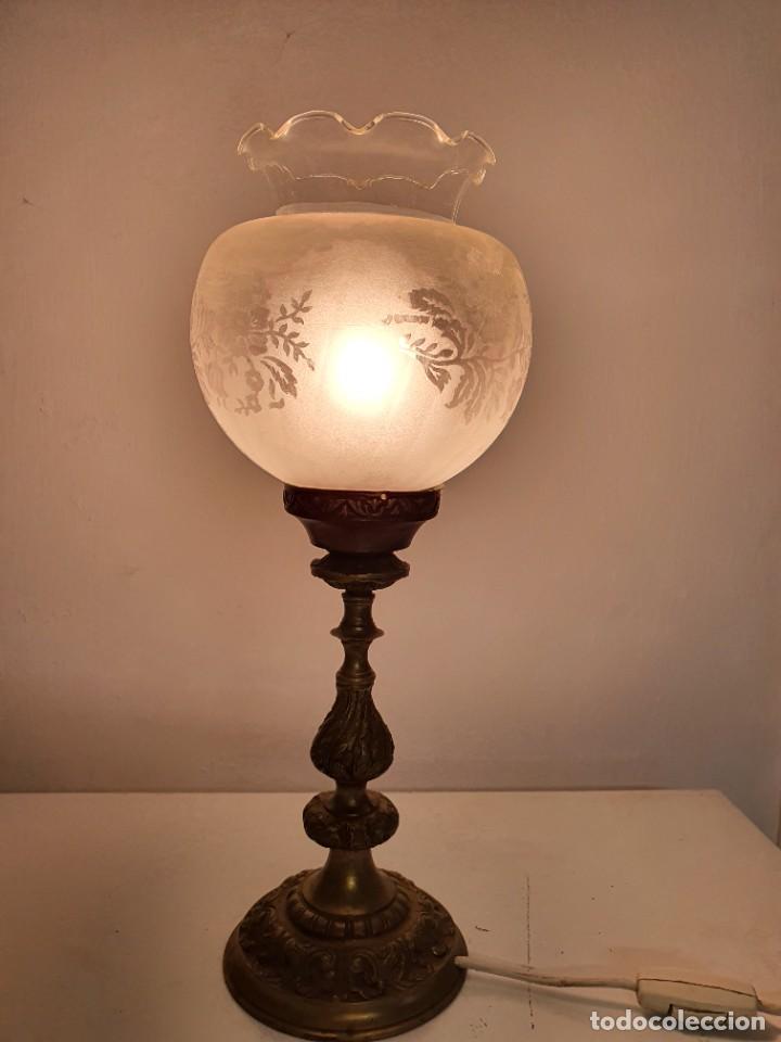 Antig&uuml;edades: LAMPARA DE BRONCE CON TULIPA DE CRISTAL - Foto 1