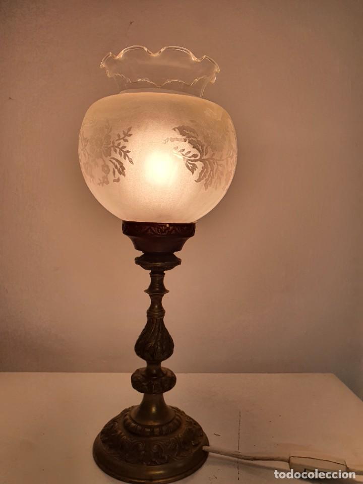 Antig&uuml;edades: LAMPARA DE BRONCE CON TULIPA DE CRISTAL - Foto 2