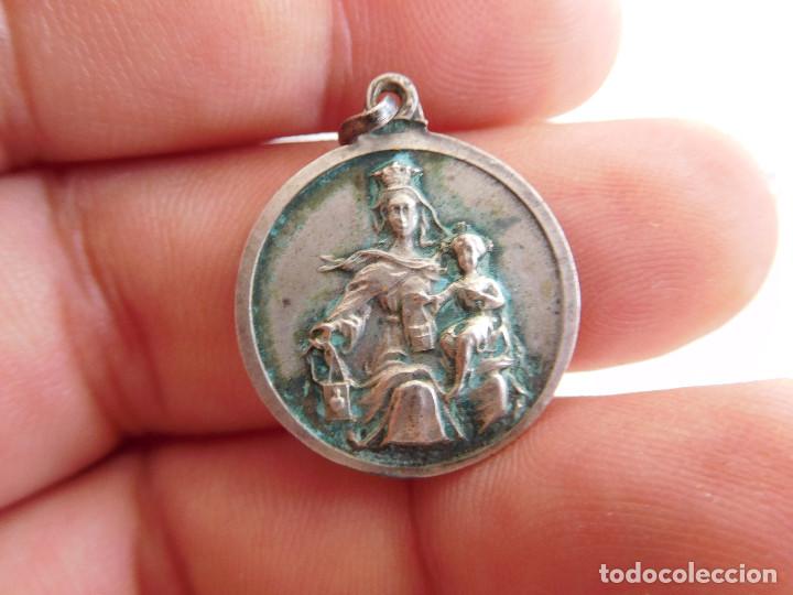 Antig&uuml;edades: Medalla de plata de la virgen del Carmen - Foto 1