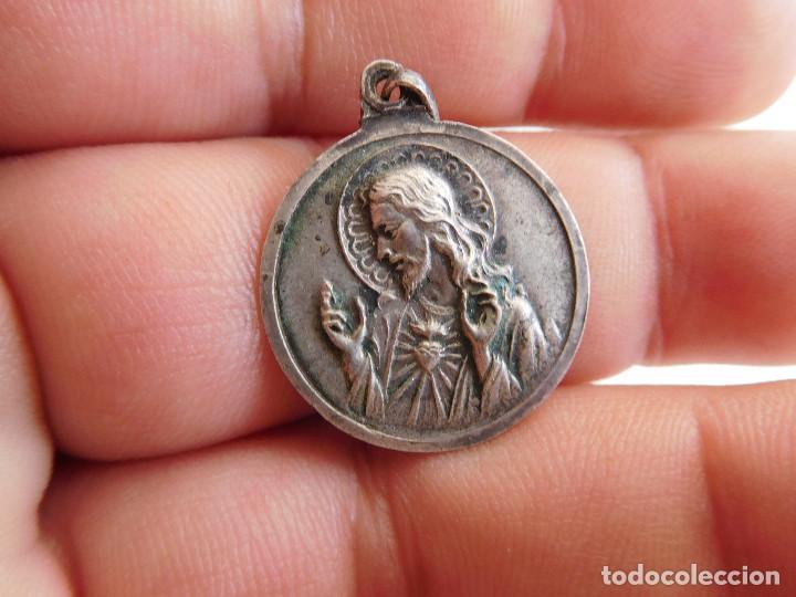 Antig&uuml;edades: Medalla de plata de la virgen del Carmen - Foto 2