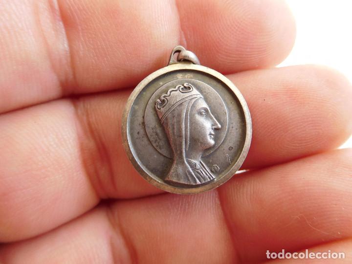 Antig&uuml;edades: Medalla de plata de la virgen de Montserrat - Foto 1