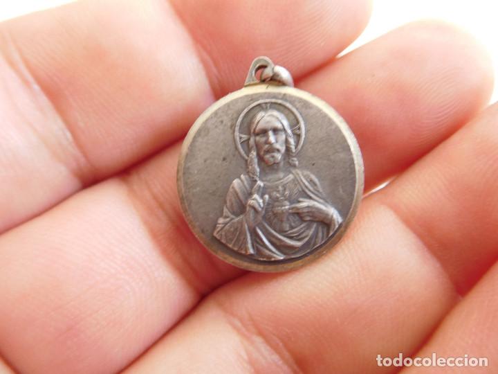 Antig&uuml;edades: Medalla de plata de la virgen de Montserrat - Foto 2