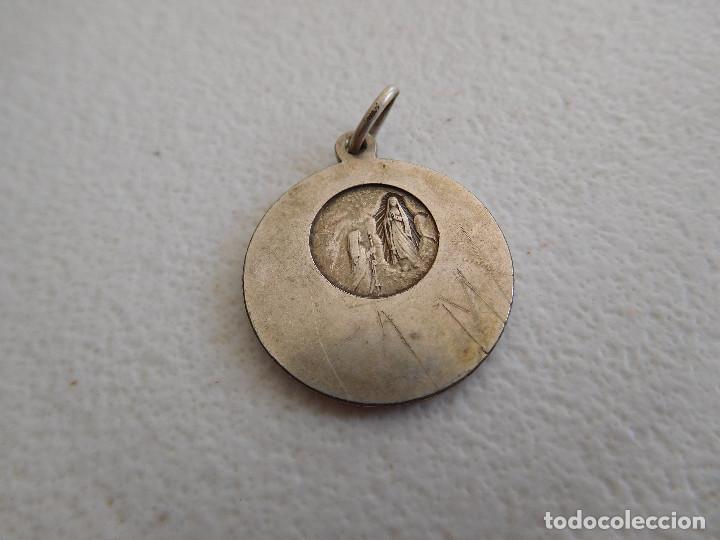 Antig&uuml;edades: Medalla de plata de N.S. de Lourdes - Foto 2