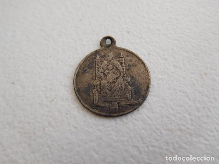 Antig&uuml;edades: Medalla de plata de la virgen de la Merced - Foto 1