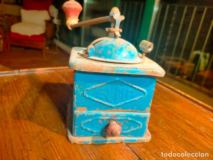 Antig&uuml;edades: Antiguo molinillo de caf&eacute; de hierro ELMA pintado en azul con manivela de madera a&ntilde;os 40