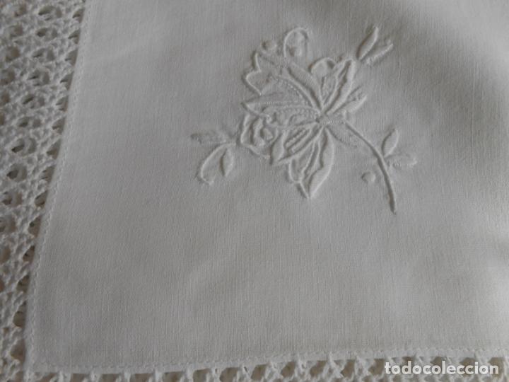 Antigüedades: Antiquo mantel LINO Blanco, bordado y ganchillo fino a mano totalmente. 130 x 170 cm - Foto 23 - 284678088