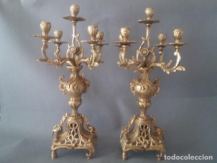 Antig&uuml;edades: PAREJA DE CANDELABROS DE BRONCE - Foto 1