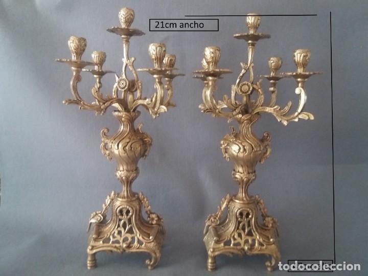 Antig&uuml;edades: PAREJA DE CANDELABROS DE BRONCE - Foto 2
