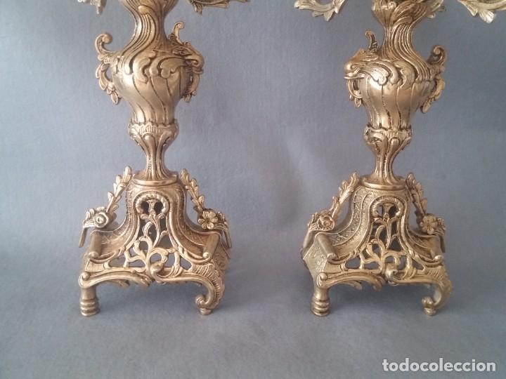 Antig&uuml;edades: PAREJA DE CANDELABROS DE BRONCE - Foto 3