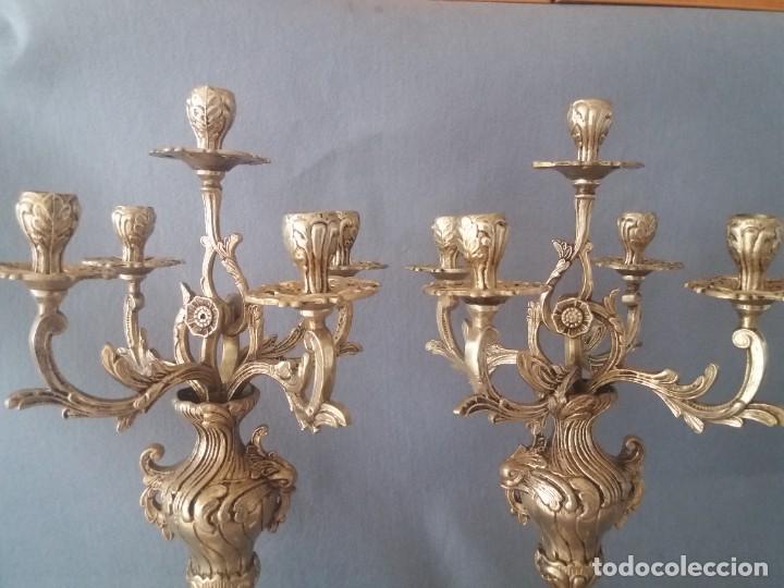 Antig&uuml;edades: PAREJA DE CANDELABROS DE BRONCE - Foto 4