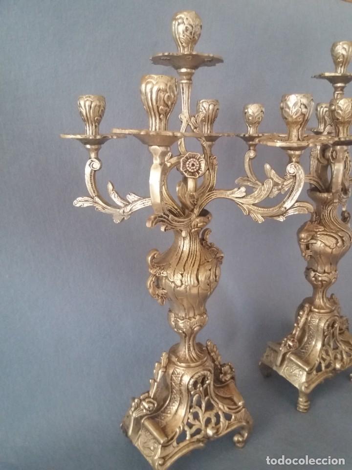 Antig&uuml;edades: PAREJA DE CANDELABROS DE BRONCE - Foto 5