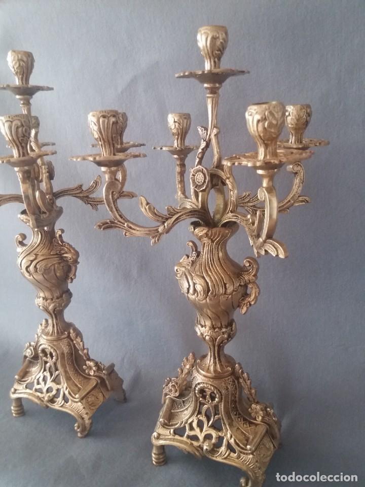 Antig&uuml;edades: PAREJA DE CANDELABROS DE BRONCE - Foto 6
