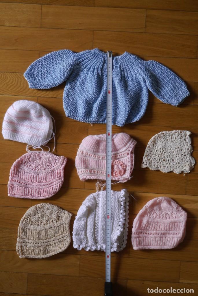 Antig&uuml;edades: 7 gorros de beb&eacute; + 1 jersey, hechos a mano - Foto 2