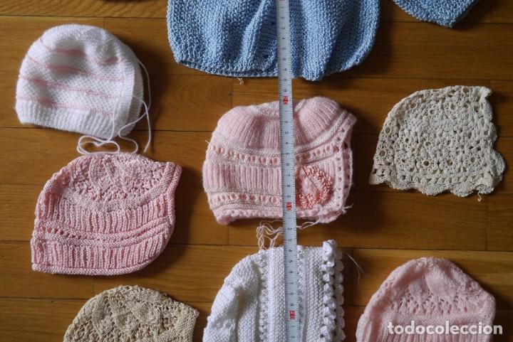 Antig&uuml;edades: 7 gorros de beb&eacute; + 1 jersey, hechos a mano - Foto 4