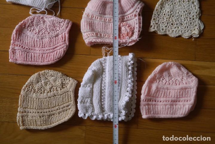 Antig&uuml;edades: 7 gorros de beb&eacute; + 1 jersey, hechos a mano - Foto 5
