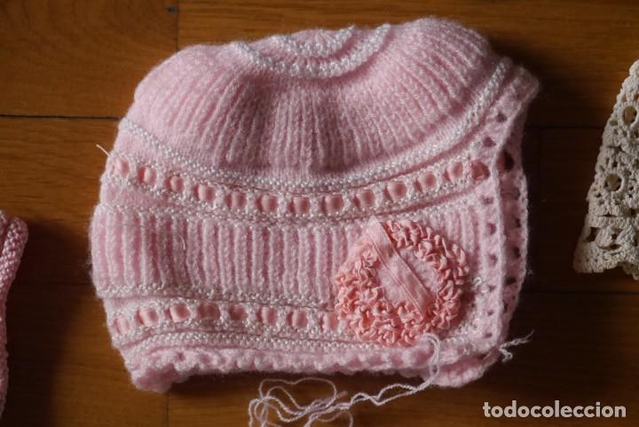 Antig&uuml;edades: 7 gorros de beb&eacute; + 1 jersey, hechos a mano - Foto 8