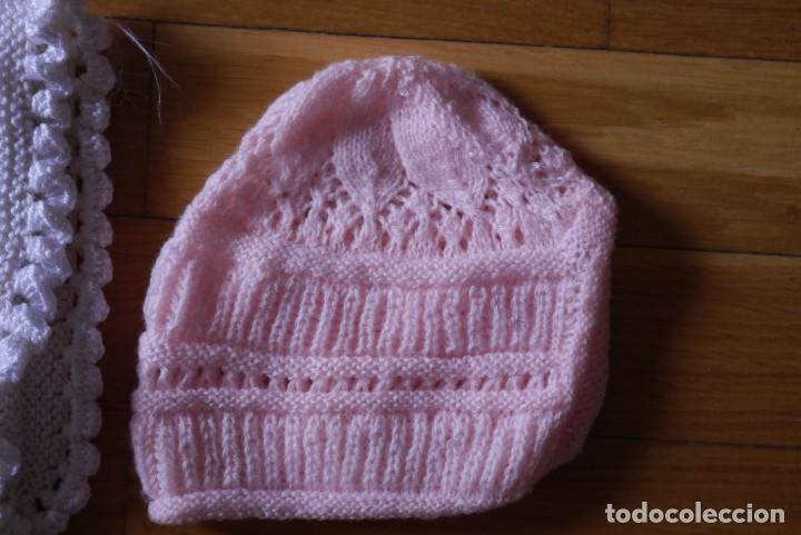 Antig&uuml;edades: 7 gorros de beb&eacute; + 1 jersey, hechos a mano - Foto 11
