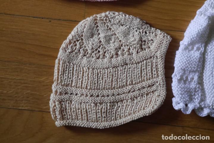 Antig&uuml;edades: 7 gorros de beb&eacute; + 1 jersey, hechos a mano - Foto 13