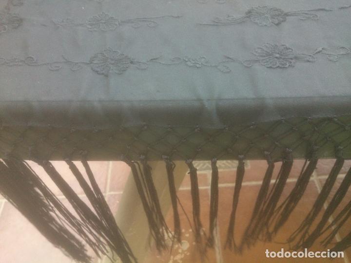 Antig&uuml;edades: CHAL - ECHARPE EN NEGRO CON FLORES BORDADAS - Foto 2
