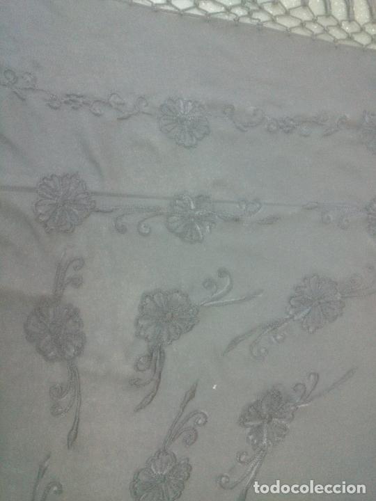 Antig&uuml;edades: CHAL - ECHARPE EN NEGRO CON FLORES BORDADAS - Foto 4