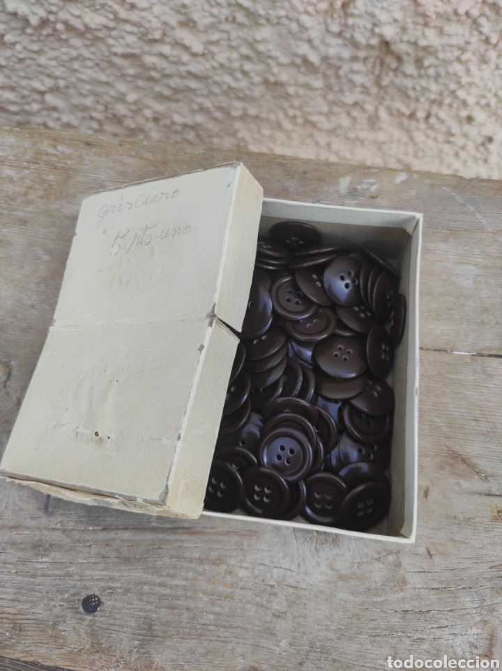Antig&uuml;edades: Antigua Caja de Botones Color Marr&oacute;n - Foto 1