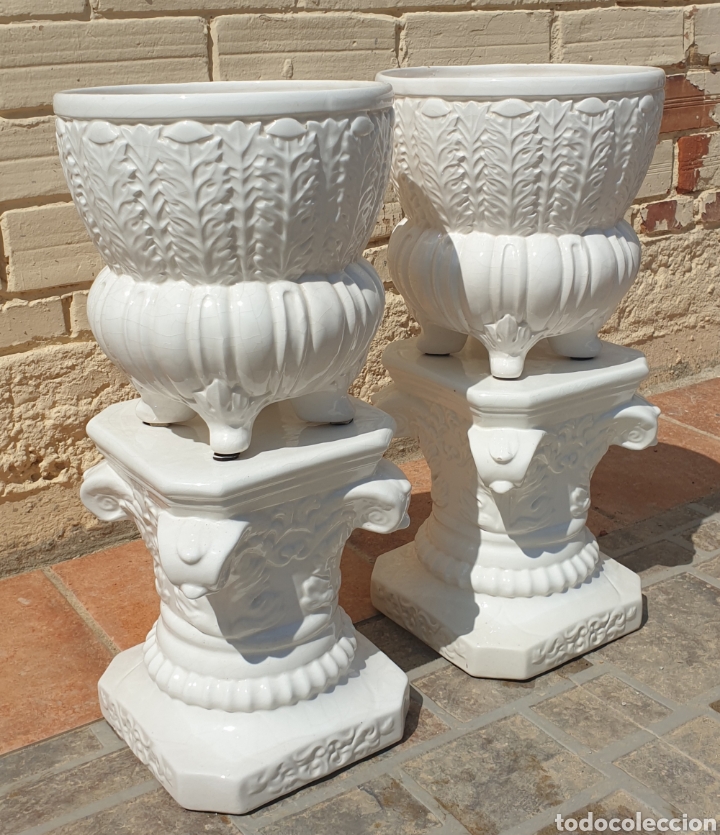 Antigüedades: Lote de 2 Jarrones Maceteros con base pedestal Capiteles Corintio cerámica vidriada blanca - Foto 2 - 285392303