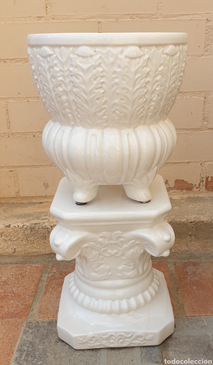 Antigüedades: Lote de 2 Jarrones Maceteros con base pedestal Capiteles Corintio cerámica vidriada blanca - Foto 3 - 285392303